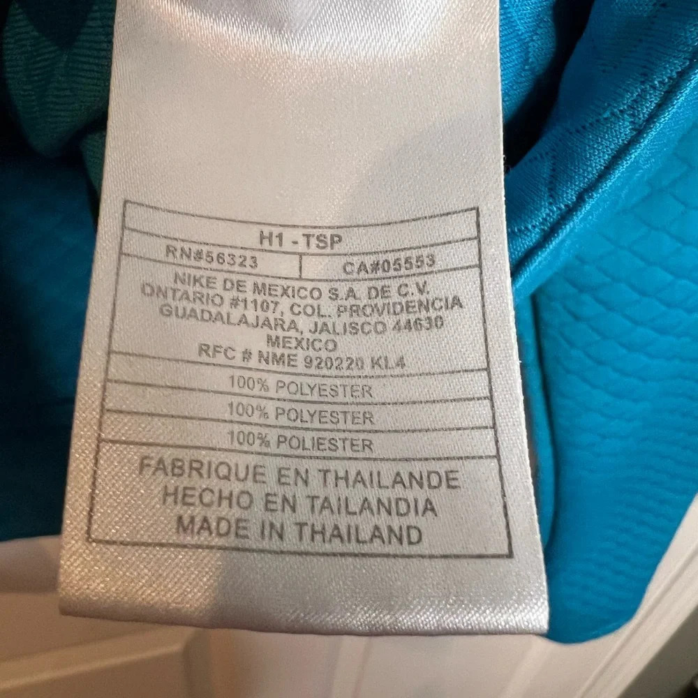 Nike Dri Fit Women’s Zip Up Quilted Hooded Jacket Bright Blue Size Medium GUC - Picture 7 of 8